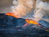 Dampfwolke und glühende Lava, die vom Vulkan Fagradalsfjall, Island, ausgestoßen werden