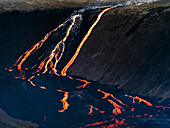 Glühende Lavakaskade, die steil bergab fließt, Vulkan Fagradalsfjall, Island
