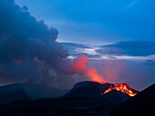 Glühende Lava und Dampfwolke vom Vulkan Fagradalsfjall, Island