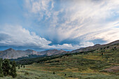 Dramatische graue Wolkenlandschaft in den Alpen von Colorado