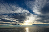 Die Sonne geht über Magdalena Bay mit blauem Himmel auf
