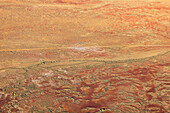 Vogelperspektive der trockenen trockenen Landschaft von zentralem Südaustralien. Luftaufnahmen über der Painted Desert, den Dry Creek Beds und dem Buschland