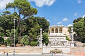 Historische Architektur mit Touristen in Rom,  Latium,  Italien