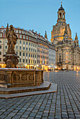 Friedensbrunnen oder Türkenbrunnen am Neumarkt von Dresden am Abend, Sachsen, Deutschland
