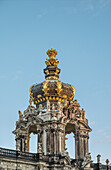 Detail im Zwinger von Dresden, vergoldete Kuppel, Sachsen, Deutschland