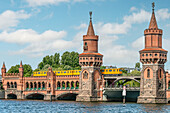Oberbaumbrücke Berlin vom Ufer des Spreespeichers gesehen, Deutschland