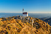 Kapelle am Gipfel des Hochgern (1.748 m) in den Chiemgauer Alpen, Unterwössen, Chiemgau, Oberbayern, Bayern, Deutschland