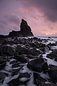 Langzeitbelichtung zum Sonnenuntergang in der Talisker Bay, Isle of Skye, Schottland, Großbritannien