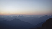 Weitblick vom Rifugio Coldai zur blauen Stunde vor Sonnenaufgang, Dolomiten, Südtirol, Italien