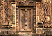 Kunstvoll geschnitzte Sandsteintür und Wände des Tempels Banteay Srei in der Region Angkor in Kambodscha. Erbaut im 10. Jahrhundert. Dem hinduistischen Gott Shiva gewidmet.