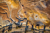 Vogelperspektive auf die trockene australische Landschaft im zentralen Südaustralien. Luftaufnahmen über die Painted Desert, Dry Creek Beds und Buschland