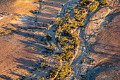 Trockene Landschaft im Zentrum Südaustraliens. Luftaufnahmen über die Painted Desert, Dry Creek Beds und Buschland