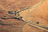 Trockene Landschaft im zentralen Südaustralien. Luftaufnahmen über der Painted Desert, den Dry Creek Beds und dem Buschland