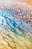 Abstrakte Luftaufnahme des Kati Thanda Seebettes, Lake Eyre Trockenwüste mit Dürre und einer Reihe von farbigem Salzwasser.