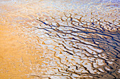Abstrakte Luftaufnahme von Kati Thanda, Lake Eyre Trockenwüste mit Dürre und blauem Wasser
