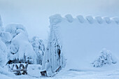 Ein Holzschuppen im finnischen Lappland, der nach einem Schneesturm mit Schnee bedeckt ist, Winterszene