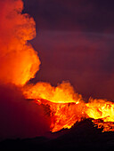 Rotglühende Magma- und Gaswolke, Ausbruch bei Nacht, Vulkan Fagradalsfjall vom Beobachtungsberg aus, Island