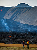 Einheimische Isländer besuchen die Lavaströme des Vulkans Fagradalsfjall, Island