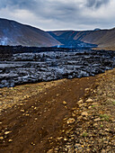 Straße wird von frischer Lava aus dem Vulkan Fagradalsfjall, Island, bedeckt