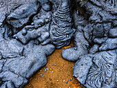 Abstrakte Muster in Pahoehoe-Lava vom Vulkan Fagradalsfjall, Island
