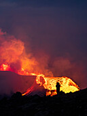 Fotograf und glühende Lava in der Dämmerung, Vulkan Fagradalsfjall vom Observation Hill, Island