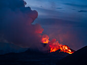 Glühende Lava in der Dämmerung, Vulkan Fagradalsfjall vom Observation Hill, Island