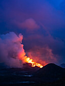 Glühende Lava- und Gaswolke in der Dämmerung, Vulkan Fagradalsfjall vom Observation Hill, Island