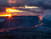 Wolken und glühender Lavastrom, Vulkanausbruch des Fagradalsfjall bei Sonnenuntergang, Island