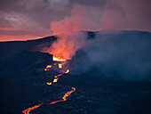 Vulkanausbruch des Fagradalsfjall bei Sonnenuntergang, Island