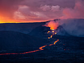 Vulkanausbruch des Fagradalsfjall bei Sonnenuntergang, Island