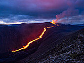 Glühender Magmastrom beim Vulkanausbruch des Fagradalsfjall in Geldingadalir, Island