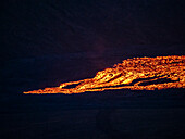 Vorrückende Front des glühenden Magmastroms vom Vulkanausbruch des Fagradalsfjall bei Geldingadalir, Island