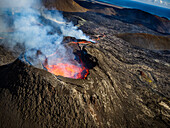 Luftaufnahme des Kraters Fagradalsfjall, Vulkanausbruch bei Geldingadalir, Island