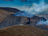 Luftaufnahme, Hubschrauber landen auf dem Beobachtungshügel in der Nähe des Kraters Fagradalsfjall, Vulkanausbruch bei Geldingadalir, Island