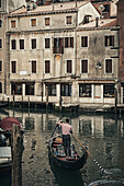 Gondoliere, die in den Kanälen von Venedig rudern