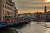 Rialtobrücke und Canale Grande am Abend, Venedig, Italien
