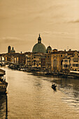 Gondoliere mit Gondel auf dem Canale Grande am Abend, Venedig, Italien