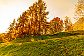 Loch 5 im Golfplatz Menaggio mit Blick auf die Berge im Herbst in der Lombardei, Italien