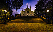 Wallfahrtskirche Madonna di Montallegro bei Laternenlicht, Rapallo, Provinz Genua, Ligurien, Riviera di Levante, Italien