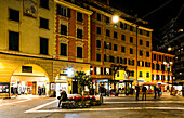 Piazza Cavour in der Altstadt von Rapallo am Abend, Rapallo, Ligurien, Riviera di Levante, Italien