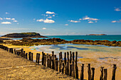 Menschenleerer Badestrand in Saint-Malo im Sommer, Bretagne, Frankreich