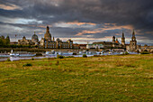 Dresden mit der Elbe in der Abenddämmerung, Sachsen, Deutschland