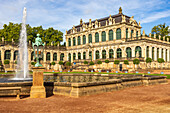 Der Dresdner Zwinger mit Springbrunnen, Bauwerk des Spätbarock, Dresden, Sachsen, Deutschland