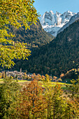 Aussicht von Soglio auf das Dorf Bondo im Bergell, Graubünden, Schweiz, mit dem Piz Cengalo im Hintergrund
