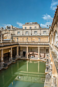 Der Roman Baths Komplex ist eines der Wahrzeichen von Bath, Somerset, England. Das Haus ist  is ein gut erhaltenes Römisches öffentliches Bad.