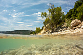 Ausblick auf den Stausee Lac de Sainte-Croixan der Verdon Schlucht, Provence, Frankreich