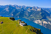 Luftansicht der Fronalpstock Gipfelstation mit dem Vierwaldstättersee und dem Urirotstockmassiv, Morschach, Glarner Alpen, Kanton Schwyz, Schweiz