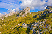 Luftansicht der Lidernenhütte mit Chaiserstockgruppe, Kantone Schwyz und Uri, Glarner Alpen, Schweiz