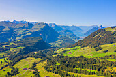 Luftansicht des Vierwaldstättersee mit Ibergeregg, Glarner Alpen, Kanton Schwyz, Schweiz