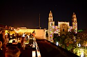 Restaurant am Zocalo mit Catedral, Mérida, Yucatan, Mexiko